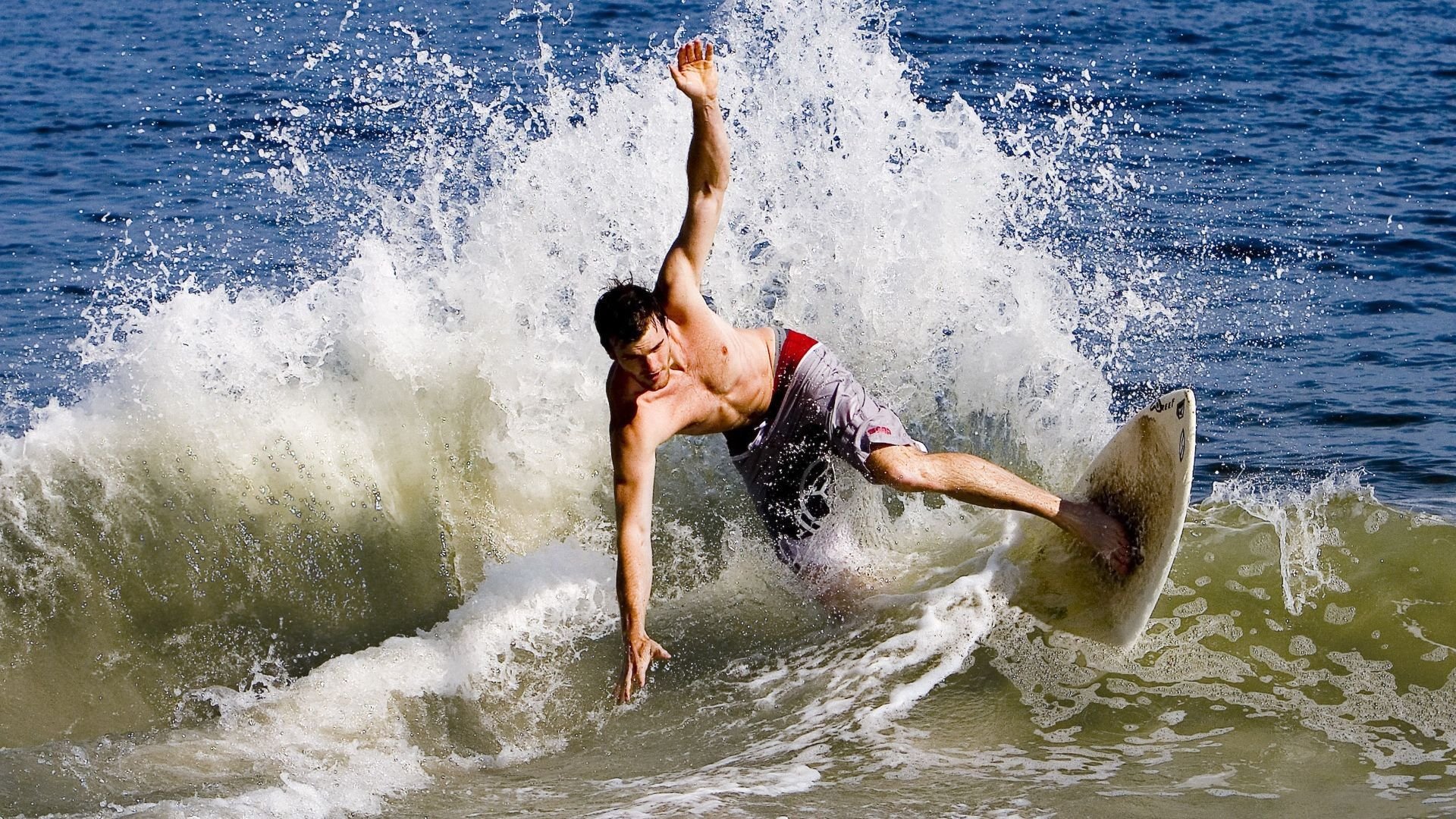 西班牙青年队在欧洲青年赛事中表现出色，潜力巨大